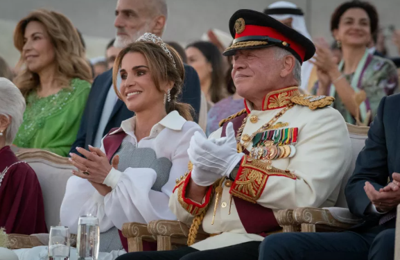الملكة لـ الملك: كيف لا أستند إلى قلبك ووطن بأكمله يستند إليك