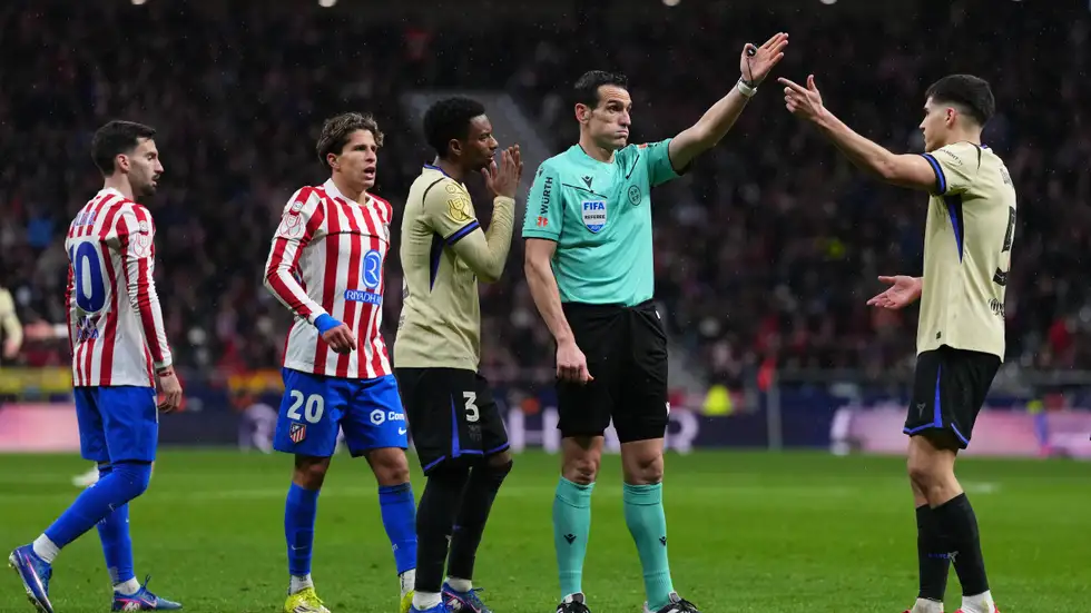 مؤامرة أم تخبط؟ ..  ديكو وقناة الريال وراء ثورة برشلونة على الحكام 