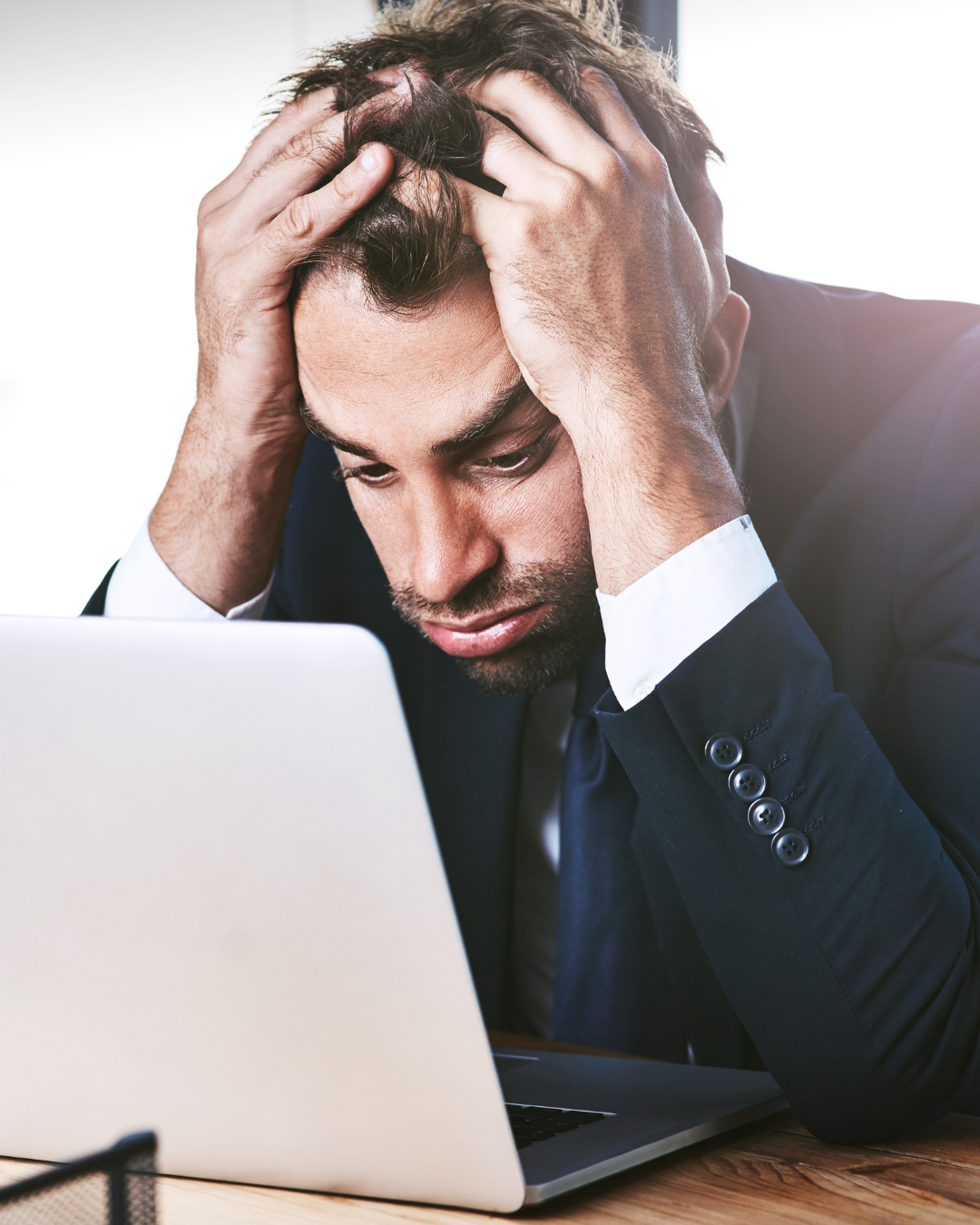 يعمل طوال الشهر ..  ويبدأ البحث عن المال قبل أن ينتهي الشهر