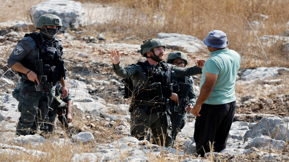 مستوطنون يقتحمون تجمعا بدويا في جبع ويصيبون 7 فلسطينيين بجروح