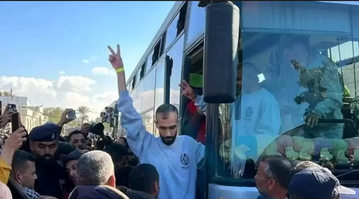 بالأسماء: الاحتلال يفرج عن 10 أسرى من قطاع غزّة 