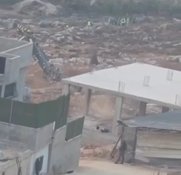 الاحتلال ينفذ عمليات هدم في محيط مخيم قلنديا شمال القدس  