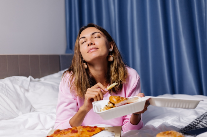 هل تناوُل الطعام ليلاً يَزيد من وزنكِ؟