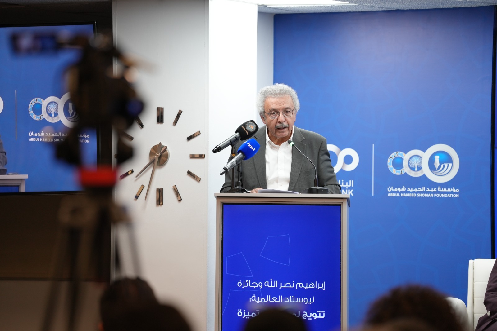 "شومان" تحتفي بالشاعر والروائي نصر الله بفوزه بجائزة "نيوستاد" العالمية