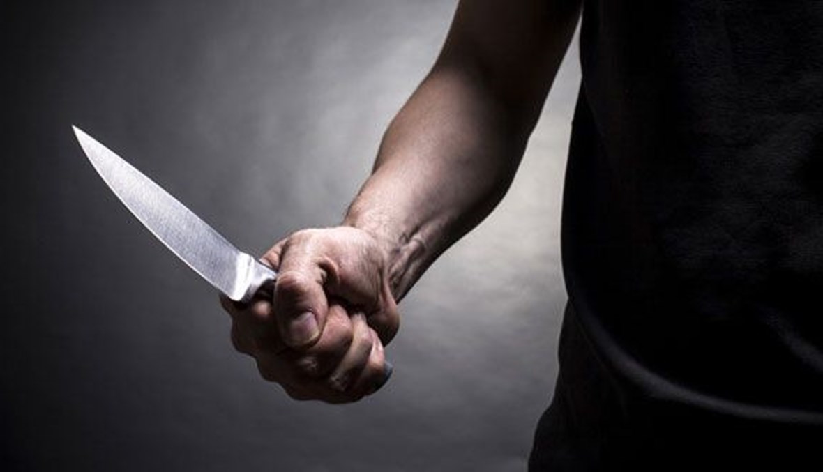طعن عامل محطة محروقات بالعنق والكتف في عمان