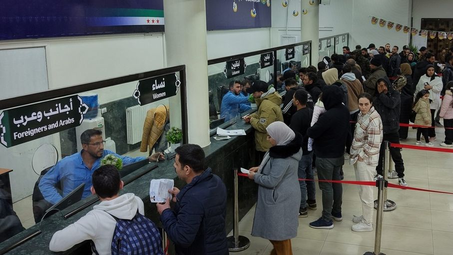 بعد تهديد إسرائيلي بقصفه ..  توقف معبر المصنع الحدودي بين لبنان وسوريا 