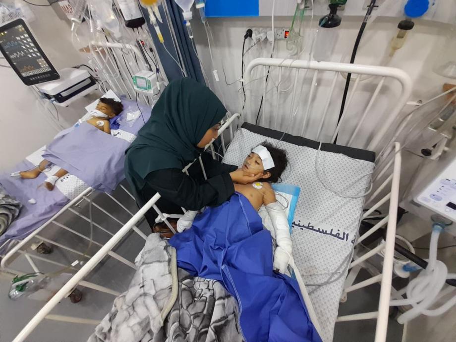 يتلقيانِ العلاج على سريرَيْن مُتباعدَيْن ..  لغمٌ حربي يَختطفُ حياة التوأميْن الشرباصي 