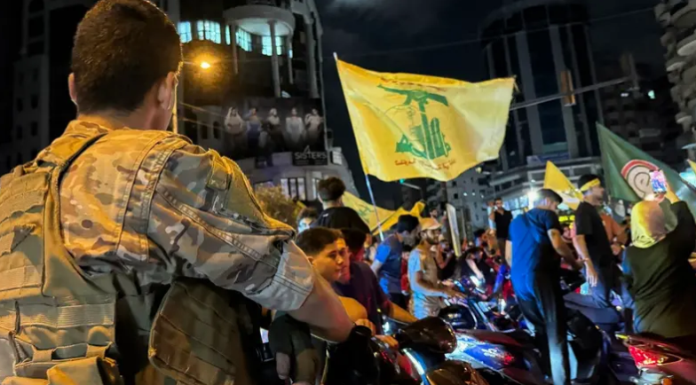 حزب الله: لن نسلم إبرة من سلاحنا والحكومة ستسقط