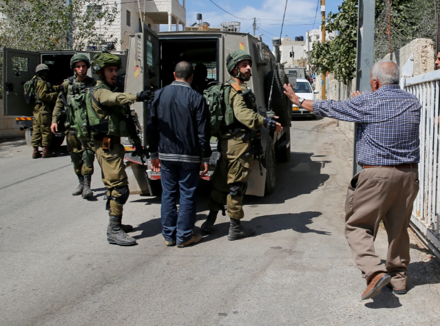 قلقيلية: الاحتلال يعتقل مدير هيئة مقاومة الجدار والاستيطان مراد شتيوي