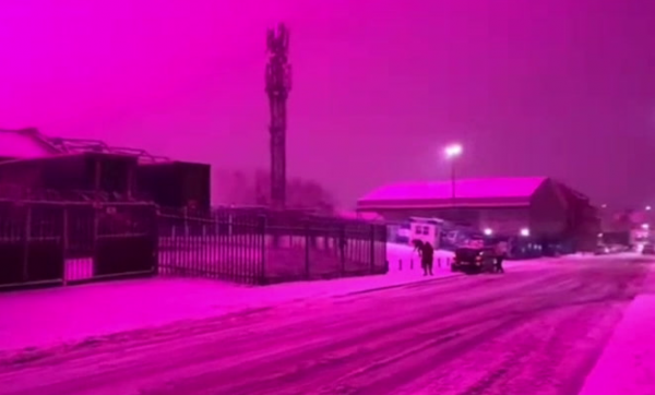 سماء وردية بمدينة بريطانية تثير الرعب بين السكان