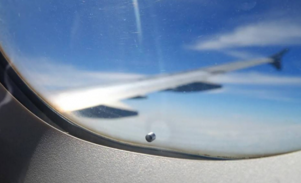 على ارتفاع 10 آلاف متر  ..  فتحة صغيرة في نوافذ الطائرة تنقذ حياة الركاب!