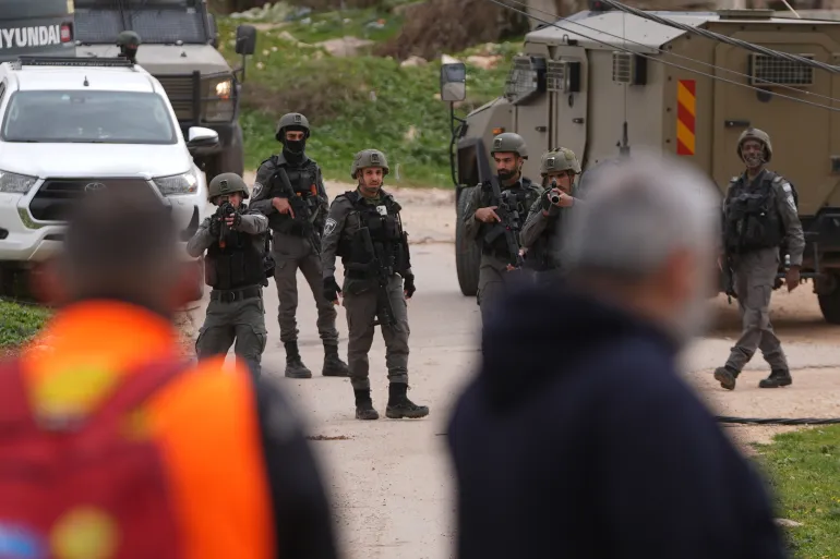 إصابة فلسطيني برصاص الاحتلال وحملة اعتقالات وهدم بالضفة