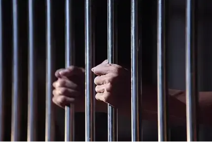 الحبس سنة لموظف تقاضى مبالغ مالية مقابل ترخيص محلات