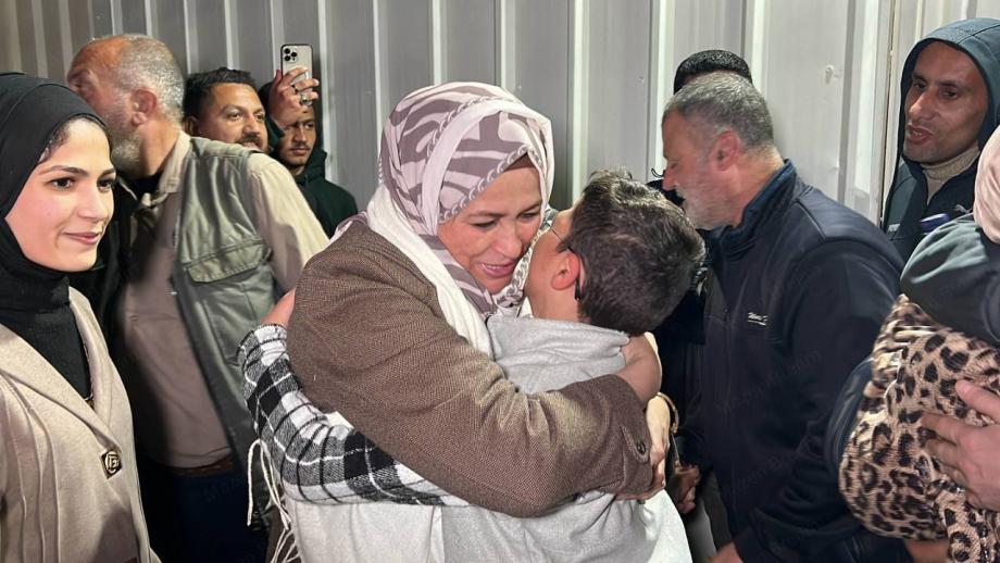 شهادات العائدين عبر معبر رفح ..  استمرار التعذيب والتحقيق والترهيب وراء بوابة العودة  