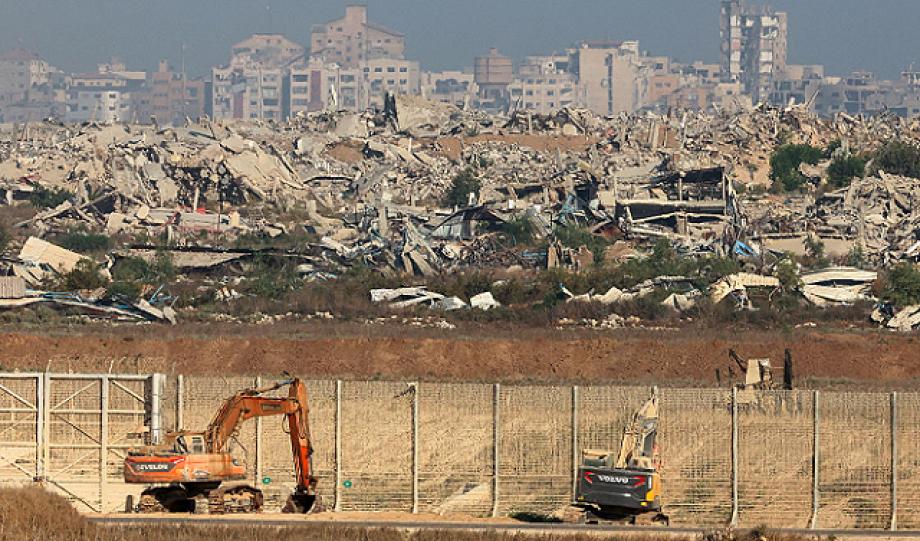 جيش الاحتلال يُحوّل أطراف غزة إلى مكبّ لمخلفات بناء المستوطنات