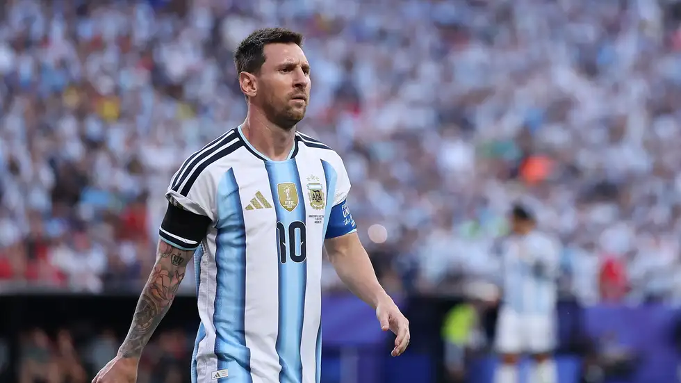 ريال مدريد في الصورة ..  نادي روما يعتذر إلى ميسي رسميا