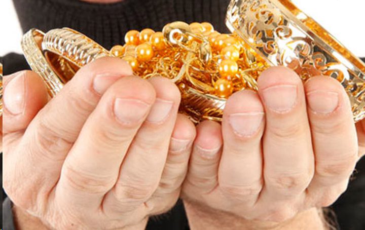 دعا والديه إلى الغداء لتتفرغ زوجته لسرقة منزلهما والحصيلة 75 ألف دينار و3 كغم ذهب