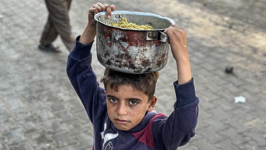طوابير الجائعين مشهد يومي لمعاناة لا تنتهي في شوارع غزة 