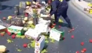 سقوط حمولة خضروات يتسبب بتباطؤ مروري عند دوار النهضة