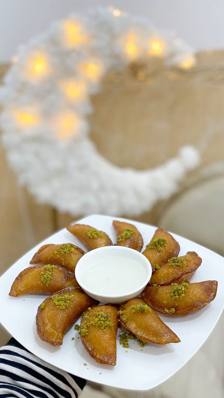 أم عامر: القطايف حلوى رمضانية دافئة بمكونات بسيطة وتكلفة قليلة