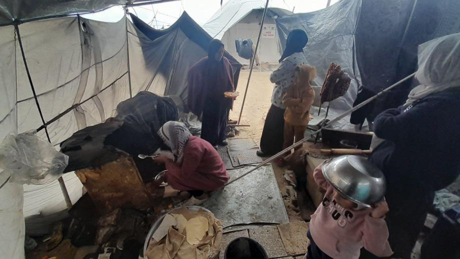 بين الأمواج ولسعات البرد ..  أم تشعل النار لتبقي أطفالها أحياء 