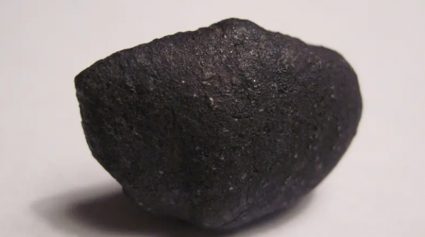 وكالة ناسا والصين تحذران من احتمال اصطدام نيزك بالقمر