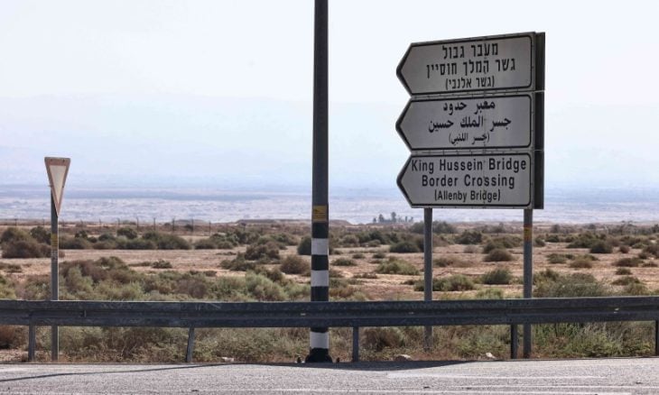 صحيفة عبرية: واشنطن تضغط على إسرائيل لفتح “معبر ألنبي” أمام مساعدات غزة