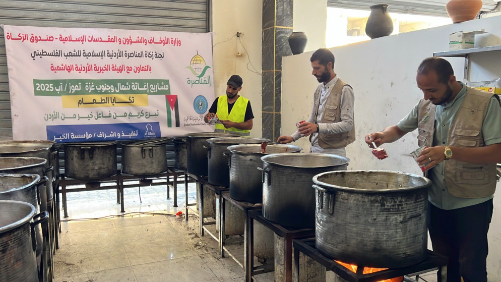 "الخيرية الهاشمية" ولجنة زكاة المناصرة تنفذان مشروع تكايا الطعام في مناطق من غزة