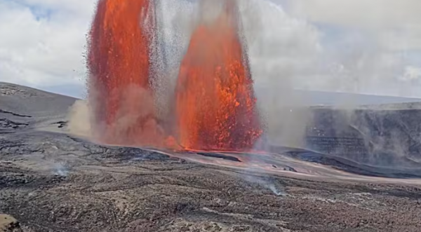 ثوران بركان كيلاويا يقذف نوافير حمم بارتفاع 300 متر