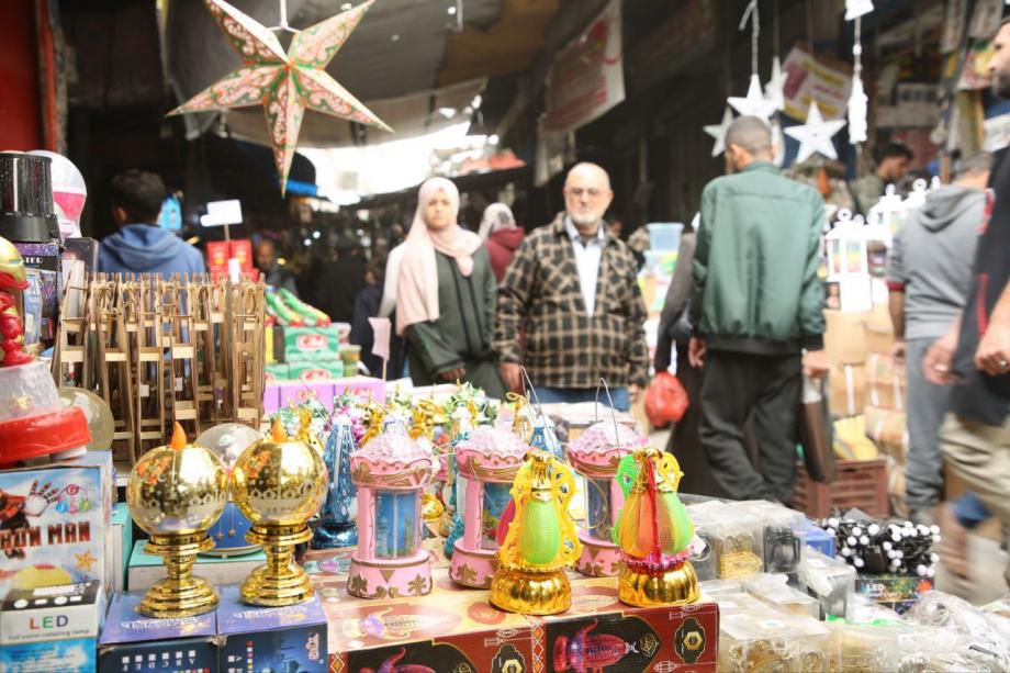 رغم تضييق الاحتلال ..  التجار يعيدون فتح محالهم بسوق الخليل في رمضان