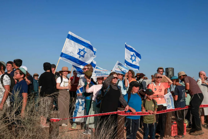 مستوطنون يتسللون إلى غزة ..  والجيش يعيدهم قسراً