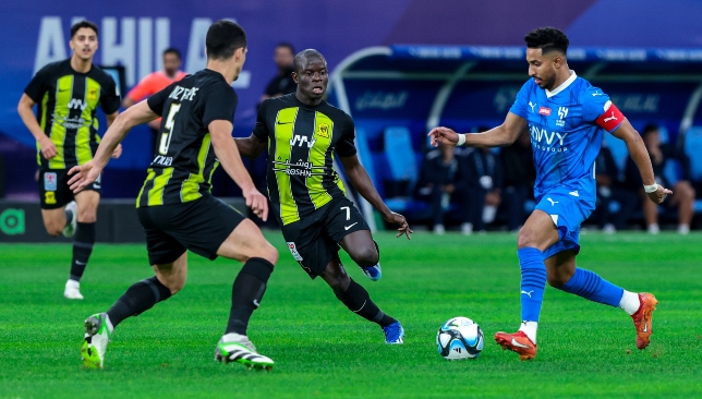 طاقم تحكيم أجنبي يدير كلاسيكو الاتحاد والهلال