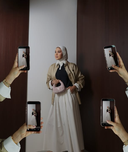 كيف ترتدي مدونات الموضة التنانير الطويلة مع الحجاب من دون أن تكون مملة؟