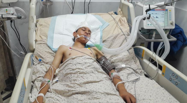 أحمد الغرابلي ..  عيونٌ لا تفتح وطفولة علّقتها شظايا الحرب