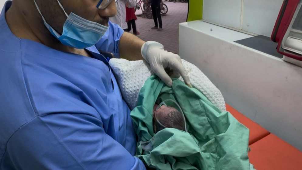 إنقاذ جنين امرأة حامل أصيبت بطلق بالرأس من مسيّرة "إسرائيلية" في قطاع غزة