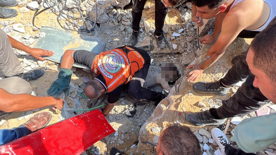 الدفاع المدني الفسطيني: انتشال 19 جثمانا أسفل ركام عمارة "كرم"  