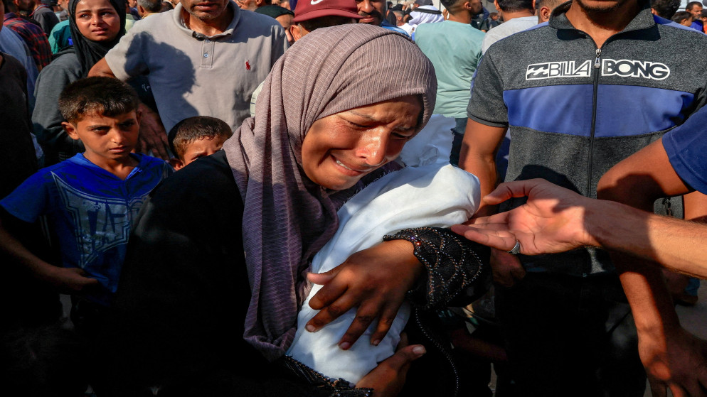 9 شهداء بقصف إسرائيلي على خيام نازحين في خان يونس ودير البلح