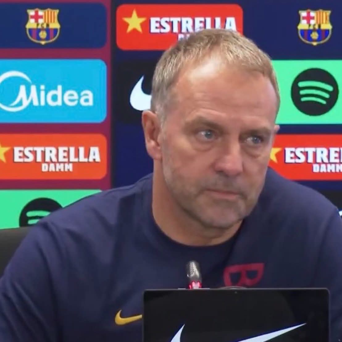 فليك: دفاع برشلونة يبدأ من الهجوم وأخطاء الكلاسيكو لا تعكس جودة الفريق