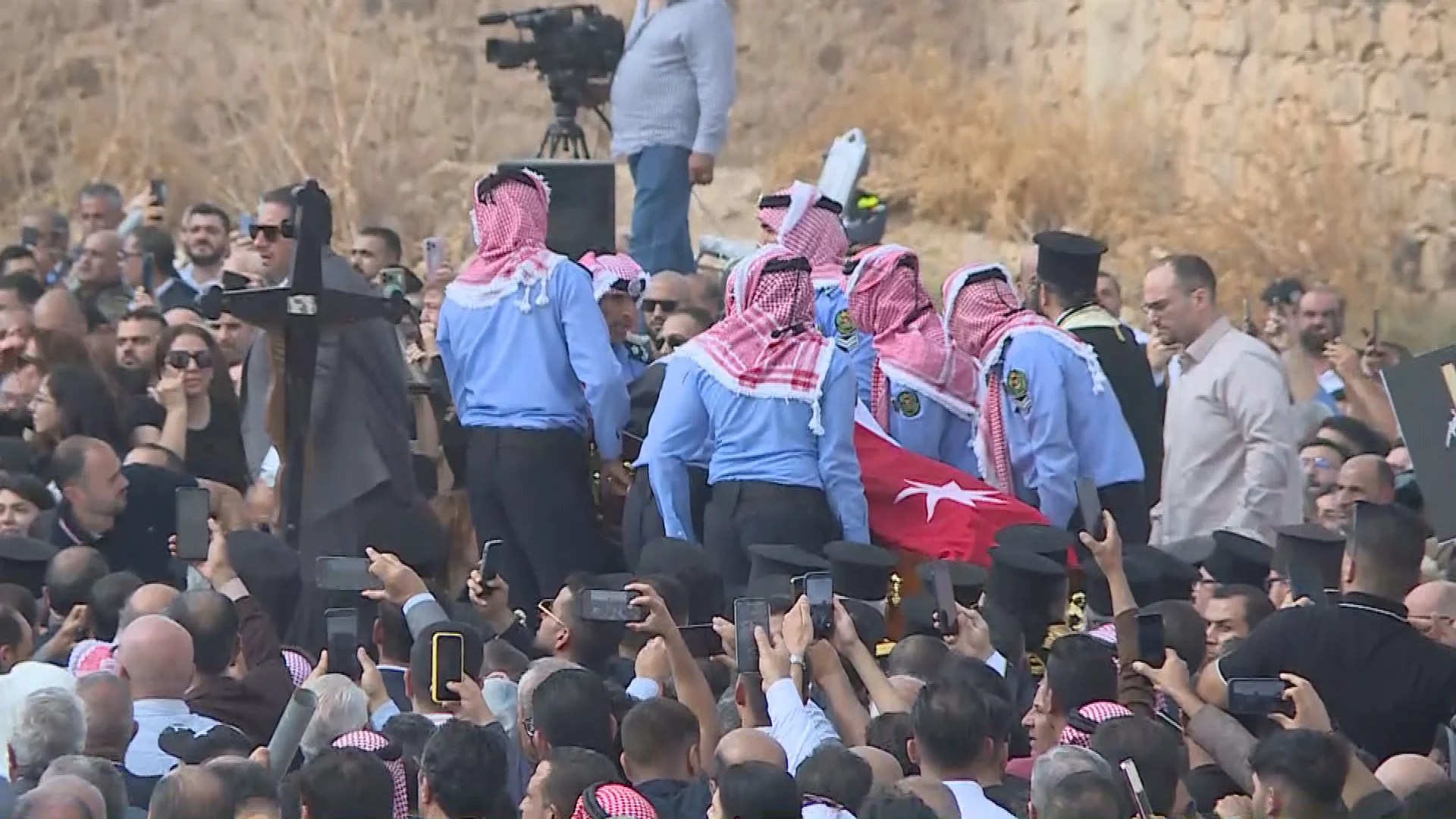 الأردنيون يشيعون جثامين شهداء كنيسة حمود  