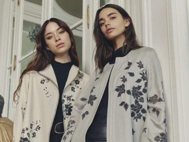 القفاطين والعبايات الموردة: لمسة أنثوية متجددة في خريف 2025