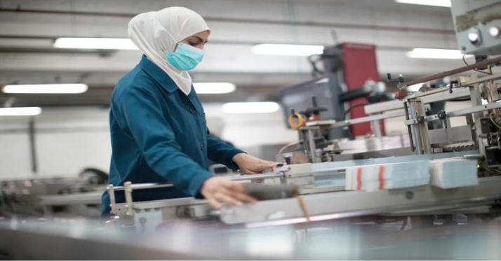 النساء يشكلن 37 % من إجمالي العاملين بالقطاع الصناعي