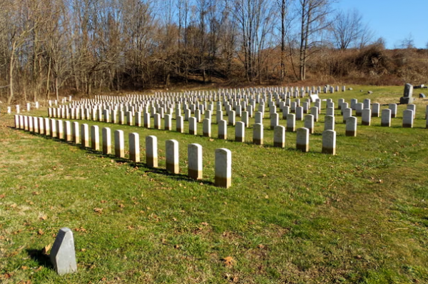 أميركي متهم بسرقة القبور يبيع رفات بشرية عبر الإنترنت