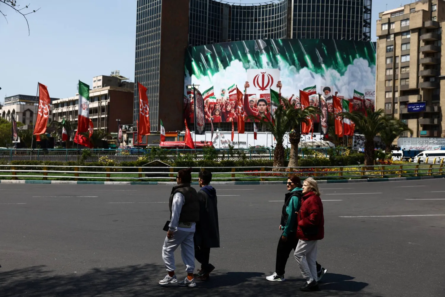 قادة إيران يشاركون بمسيرات حكومية لإظهار سيطرتهم في زمن الحرب