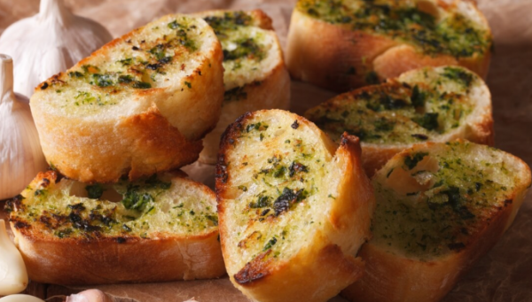 طريقة الخبز بالثوم 