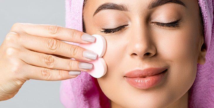 العناية بالبشرة الدهنية في رمضان ..  روتين متوازن يمنع اللمعان