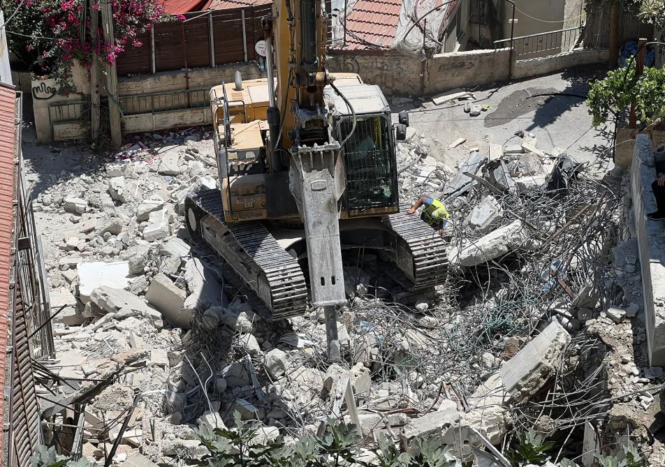 القدس : الاحتلال يُجبر عائلة على هدم منزلها ذاتياً 
