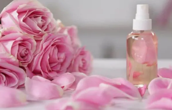 رذاذ ماء الورد للبشرة ..  انتعاش مع أول نسمة ربيعية 