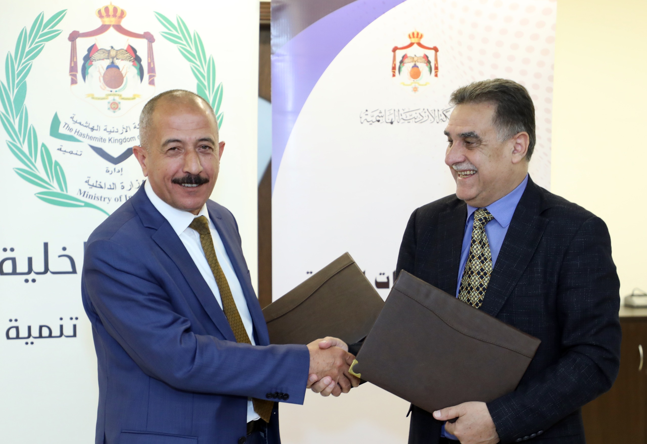 الداخلية والإحصاءات توقعان مذكرة لتبادل البيانات وتعزيز التخطيط التنموي