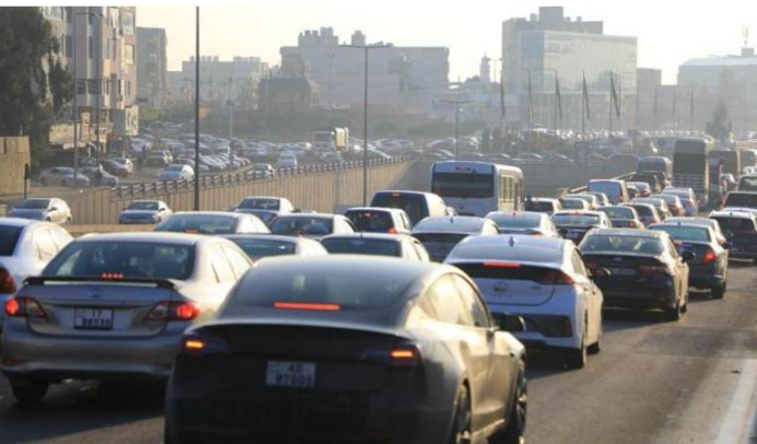 تدهور مركبة يتسبب بكثافة مرورية في شارع الاستقلال