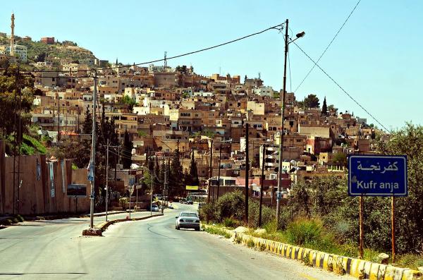 أهالي دحوس يطالبون بتحسين الخدمات والبنية التحتية